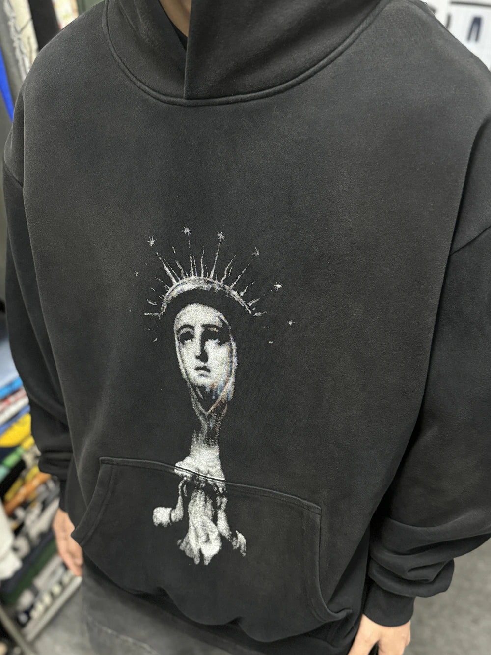 SUDADERA NEGRA SAINT